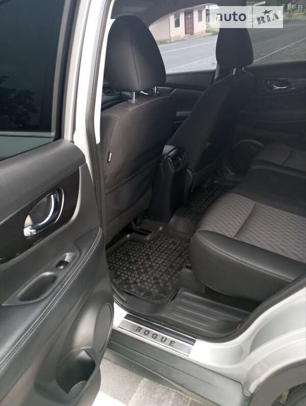 Позашляховик / Кросовер Nissan Rogue 2017 в Ужгороді