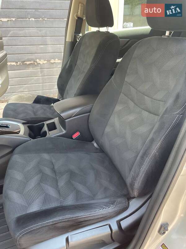 Позашляховик / Кросовер Nissan Rogue 2016 в Кривому Розі