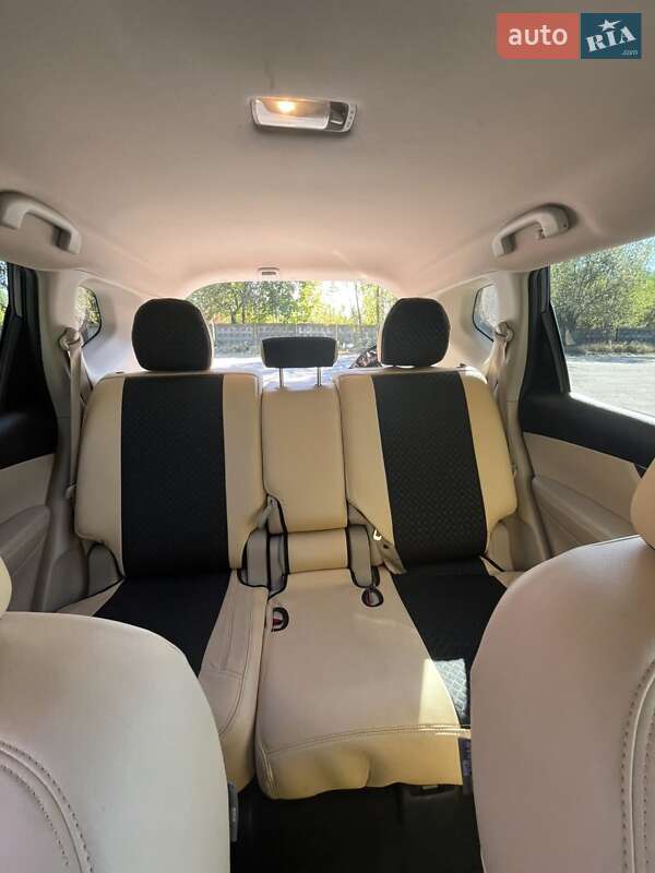 Позашляховик / Кросовер Nissan Rogue 2016 в Коростишеві