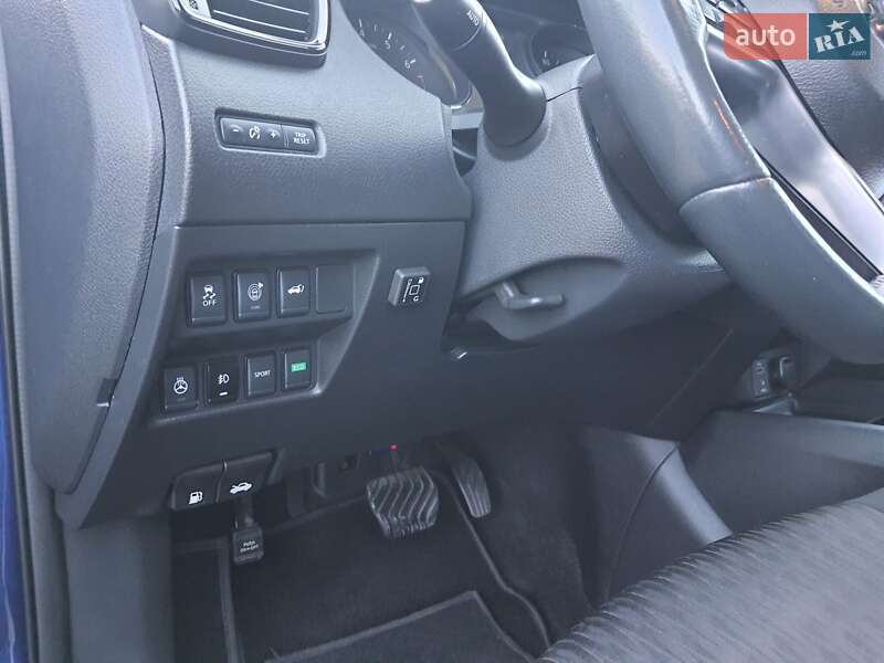 Внедорожник / Кроссовер Nissan Rogue 2017 в Межгорье