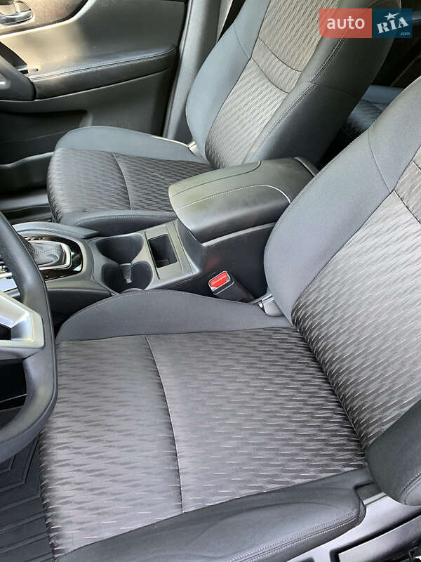 Внедорожник / Кроссовер Nissan Rogue 2017 в Радивилове