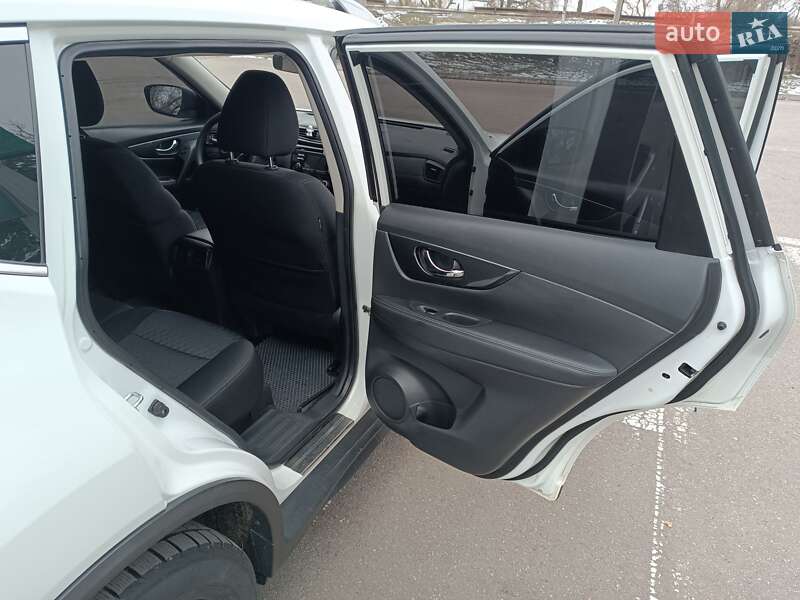 Внедорожник / Кроссовер Nissan Rogue 2017 в Александрие