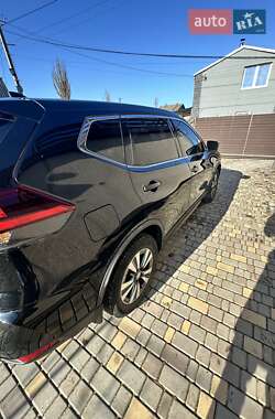 Внедорожник / Кроссовер Nissan Rogue 2018 в 