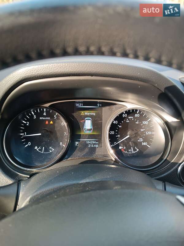 Позашляховик / Кросовер Nissan Rogue 2015 в Хмільнику