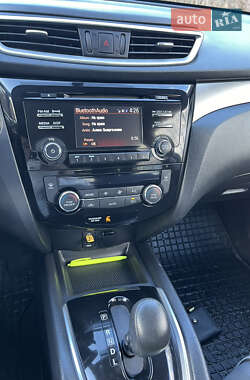 Позашляховик / Кросовер Nissan Rogue 2016 в Золочеві