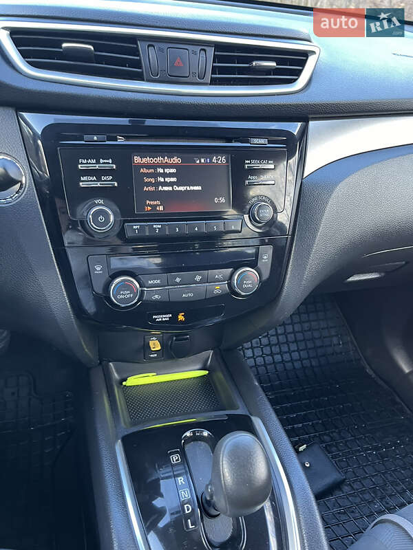 Позашляховик / Кросовер Nissan Rogue 2016 в Золочеві