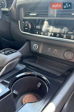 Внедорожник / Кроссовер Nissan Rogue 2023 в 