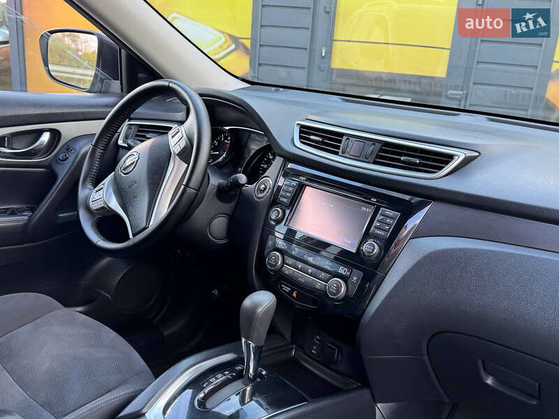 Позашляховик / Кросовер Nissan Rogue 2016 в Стрию