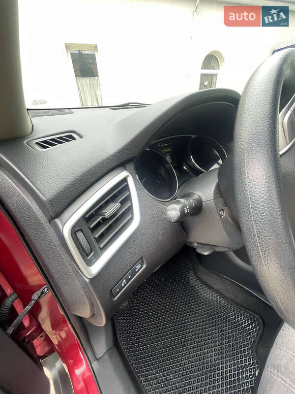 Внедорожник / Кроссовер Nissan Rogue 2016 в Ужгороде