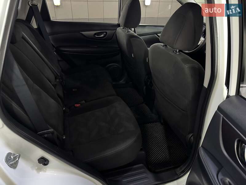 Позашляховик / Кросовер Nissan Rogue 2015 в Умані