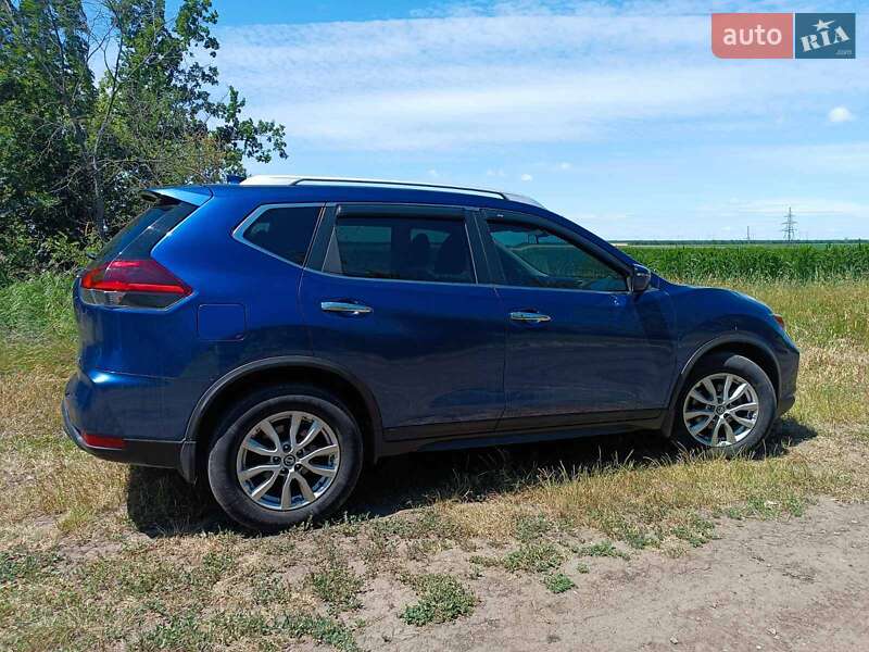 Позашляховик / Кросовер Nissan Rogue 2017 в Малій Висці