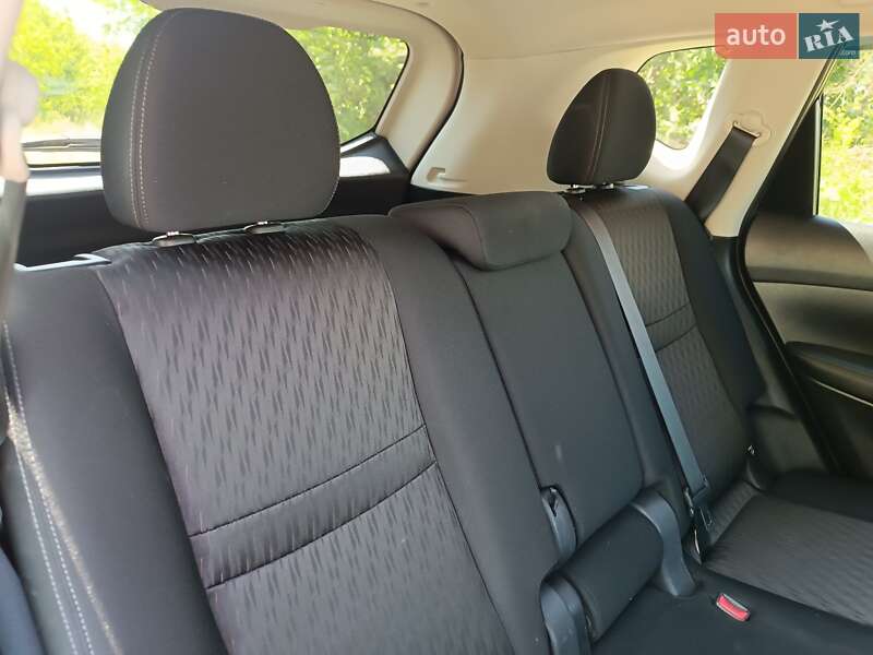 Позашляховик / Кросовер Nissan Rogue 2017 в Малій Висці