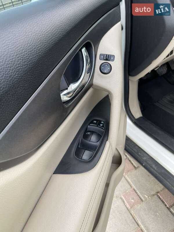 Внедорожник / Кроссовер Nissan Rogue 2016 в Запорожье