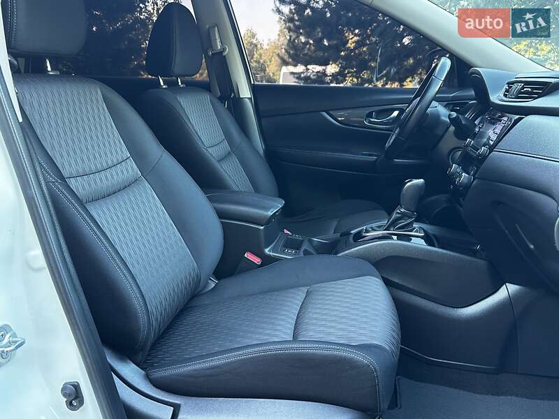 Внедорожник / Кроссовер Nissan Rogue 2017 в Дрогобыче