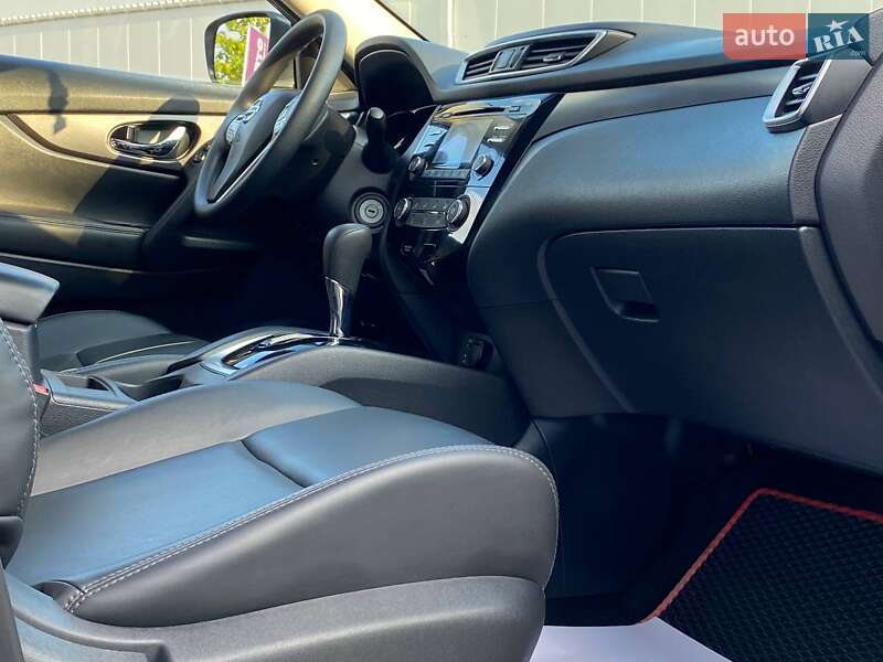 Внедорожник / Кроссовер Nissan Rogue 2016 в Львове