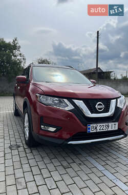 Позашляховик / Кросовер Nissan Rogue 2017 в Сарнах