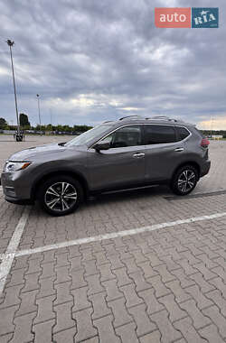 Внедорожник / Кроссовер Nissan Rogue 2019 в Вишневом