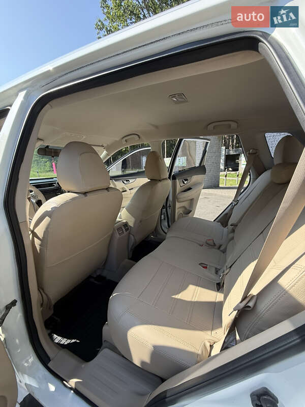 Внедорожник / Кроссовер Nissan Rogue 2015 в Олевске