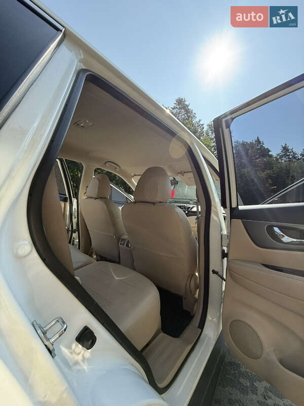 Внедорожник / Кроссовер Nissan Rogue 2015 в Олевске