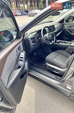 Внедорожник / Кроссовер Nissan Rogue 2023 в 