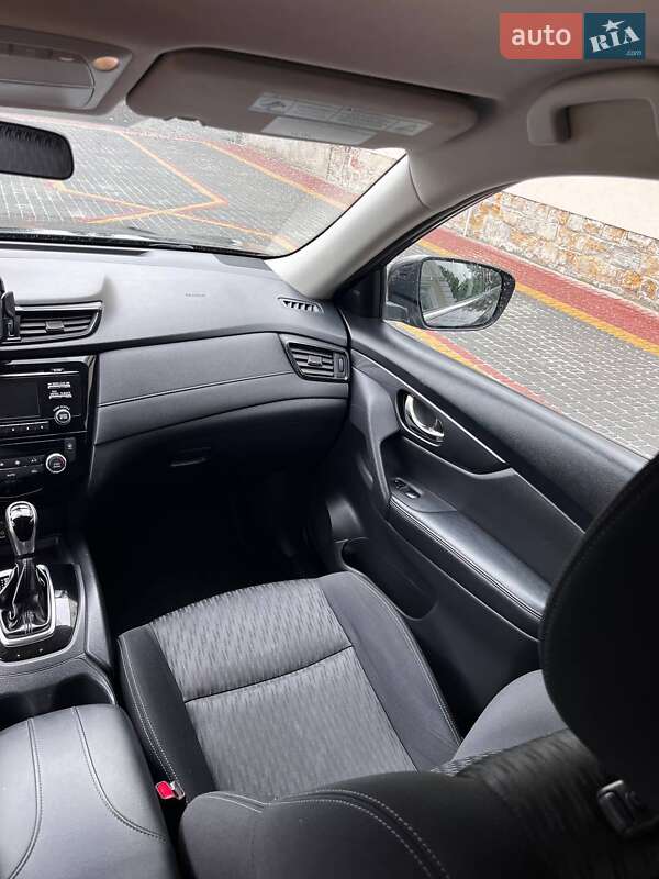 Внедорожник / Кроссовер Nissan Rogue 2017 в Хырове