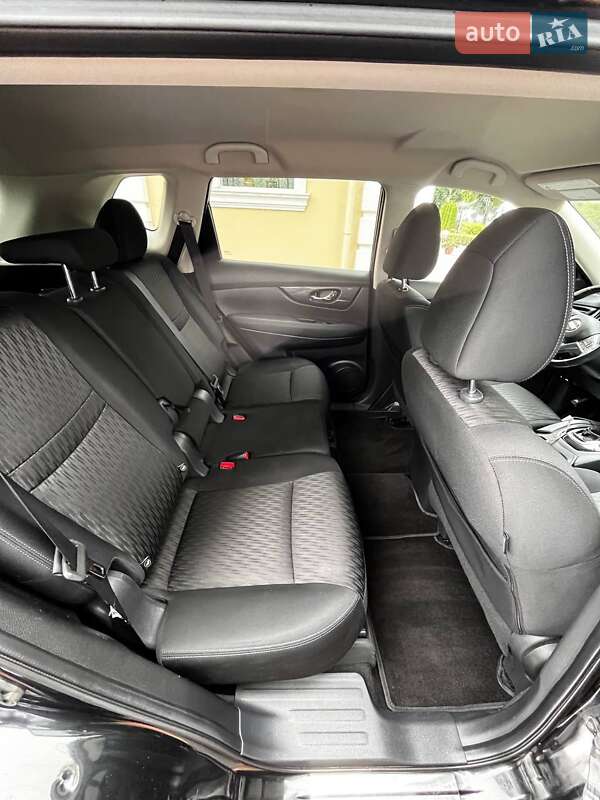 Внедорожник / Кроссовер Nissan Rogue 2017 в Хырове