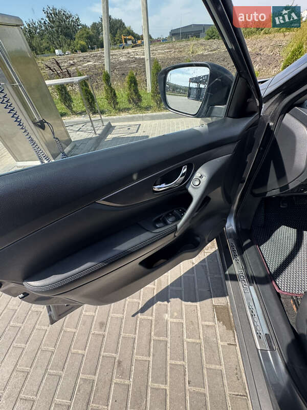 Позашляховик / Кросовер Nissan Rogue 2015 в Львові