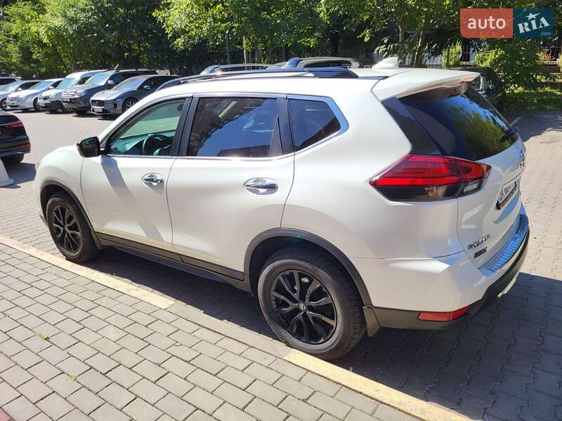 Внедорожник / Кроссовер Nissan Rogue 2017 в Ровно
