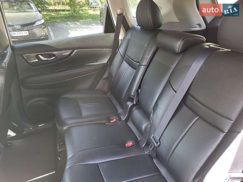 Внедорожник / Кроссовер Nissan Rogue 2017 в Ровно