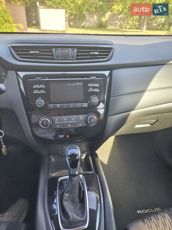 Внедорожник / Кроссовер Nissan Rogue 2016 в Полтаве