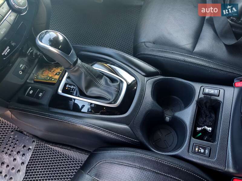 Позашляховик / Кросовер Nissan Rogue 2019 в Чернівцях
