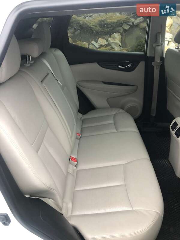 Внедорожник / Кроссовер Nissan Rogue 2017 в Мостиске