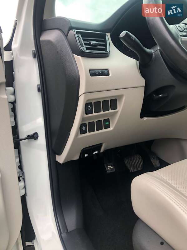 Внедорожник / Кроссовер Nissan Rogue 2017 в Мостиске