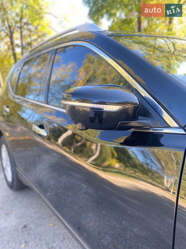 Внедорожник / Кроссовер Nissan Rogue 2015 в Смеле