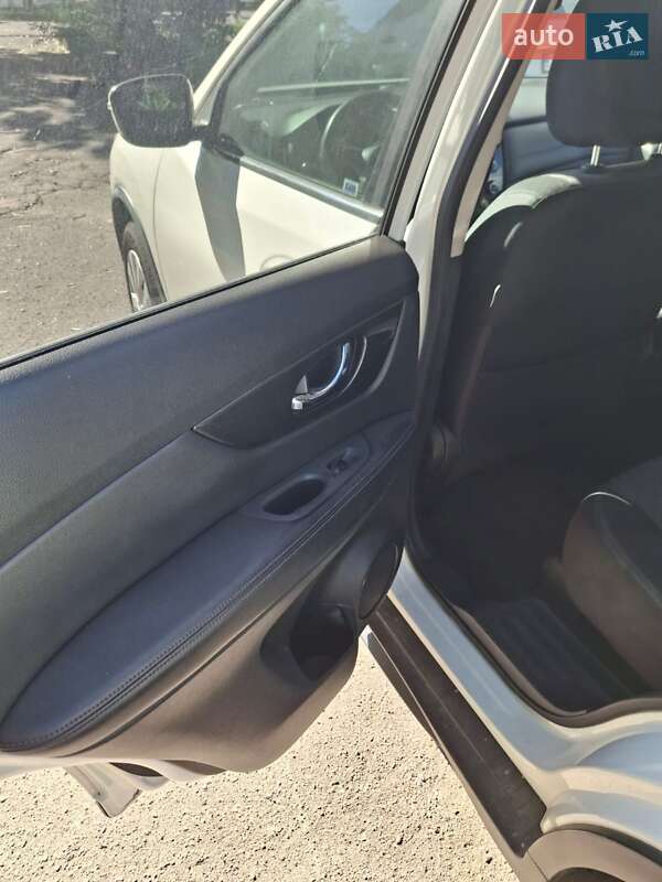 Внедорожник / Кроссовер Nissan Rogue 2017 в Хмельницком