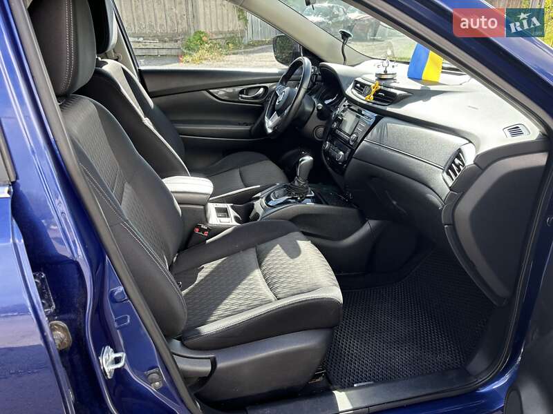 Внедорожник / Кроссовер Nissan Rogue 2017 в Хмельницком