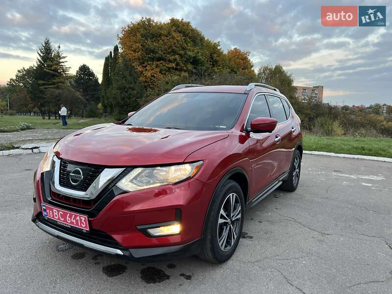 Внедорожник / Кроссовер Nissan Rogue 2017 в Ровно