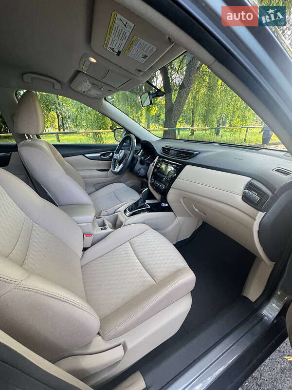 Внедорожник / Кроссовер Nissan Rogue 2017 в Ровно