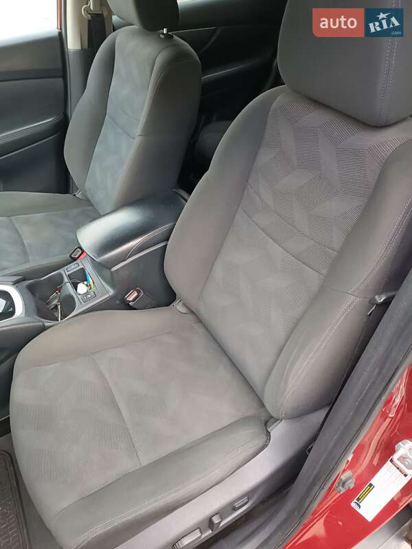 Внедорожник / Кроссовер Nissan Rogue 2016 в Маневичах