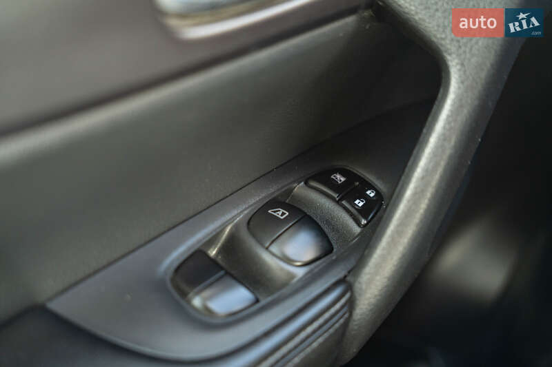 Позашляховик / Кросовер Nissan Rogue 2015 в Чернівцях