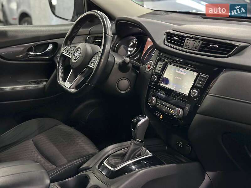 Внедорожник / Кроссовер Nissan Rogue 2018 в Каменском