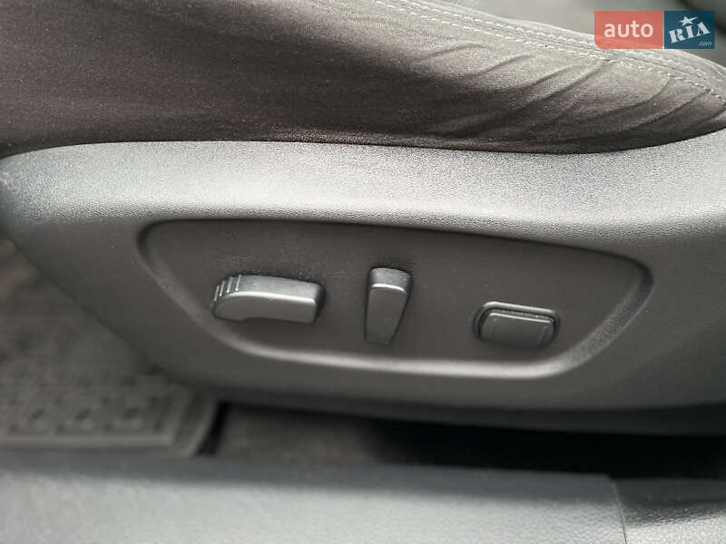 Позашляховик / Кросовер Nissan Rogue 2015 в Житомирі