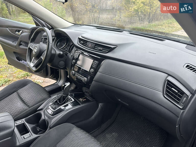 Внедорожник / Кроссовер Nissan Rogue 2017 в Кривом Роге