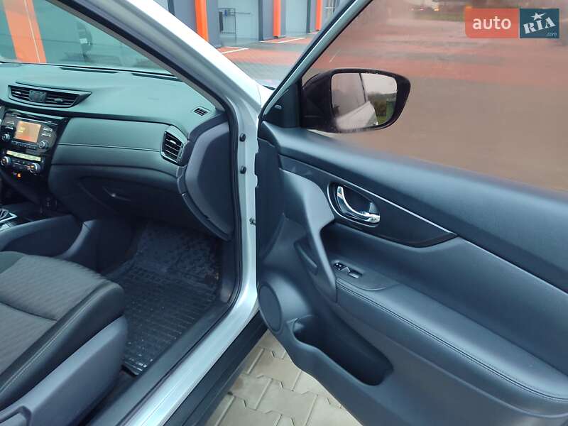 Внедорожник / Кроссовер Nissan Rogue 2017 в Виннице