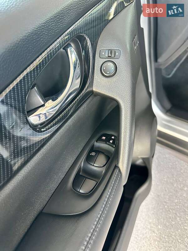 Позашляховик / Кросовер Nissan Rogue 2017 в Миколаєві