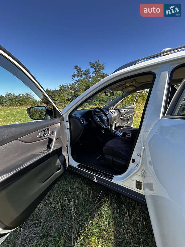 Внедорожник / Кроссовер Nissan Rogue 2016 в Новоднестровске