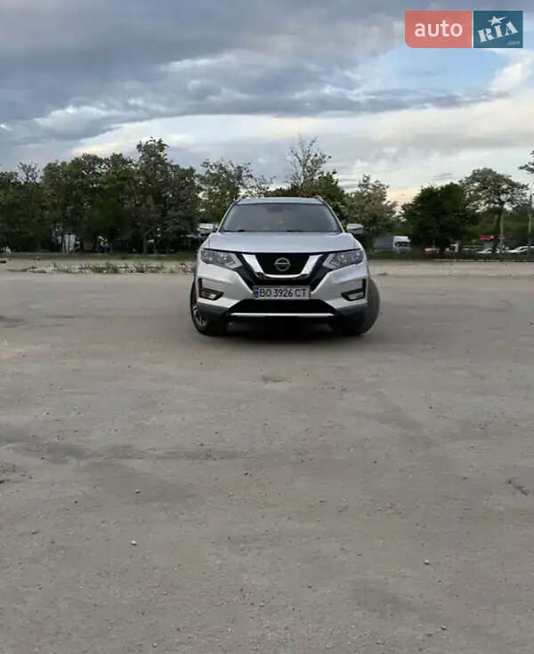 Внедорожник / Кроссовер Nissan Rogue 2017 в Хмельницком