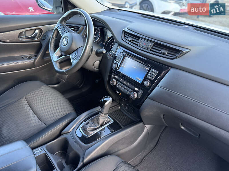 Внедорожник / Кроссовер Nissan Rogue 2017 в Ивано-Франковске