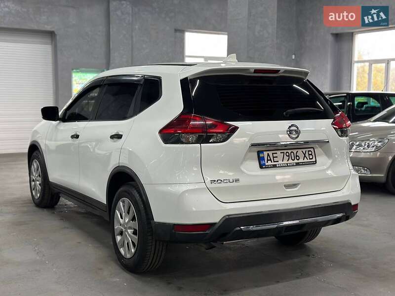 Внедорожник / Кроссовер Nissan Rogue 2017 в Каменском