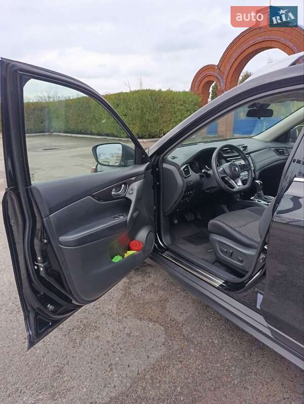 Внедорожник / Кроссовер Nissan Rogue 2019 в Змиеве